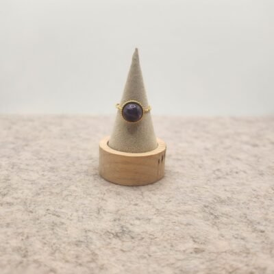 Bague ronde martelée dorée en Améthyste