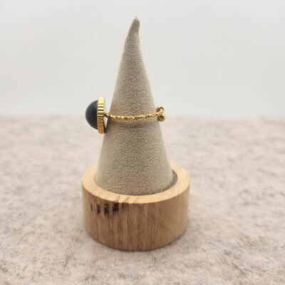 Bague ronde martelée dorée en agate noire