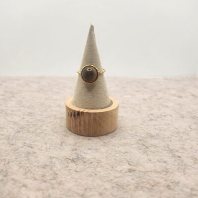 Bague ronde martelée dorée en œil de tigre