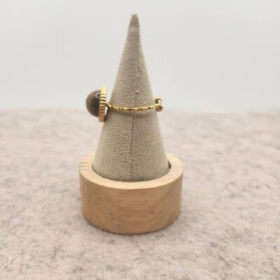 Bague ronde martelée dorée en œil de tigre