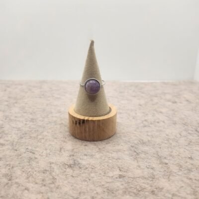 Bague ronde martelée argent et améthyste