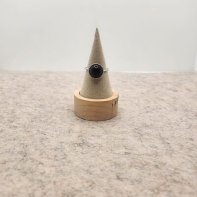 Bague ronde martelée argent et agate noire
