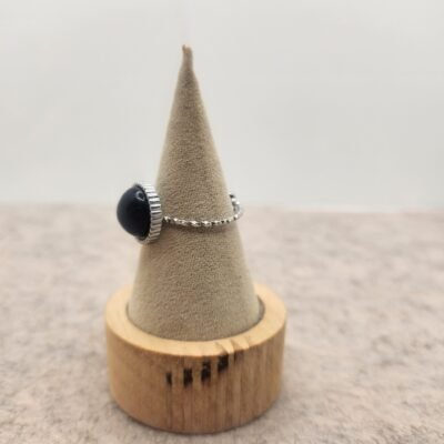 Bague ronde martelée argent et agate noire