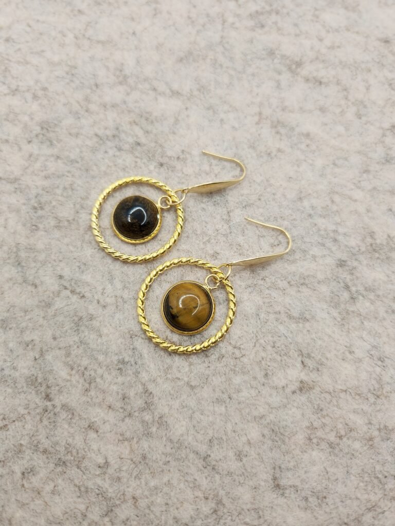 boucle d'oreilles martelée ronde dorée en œil de tigre