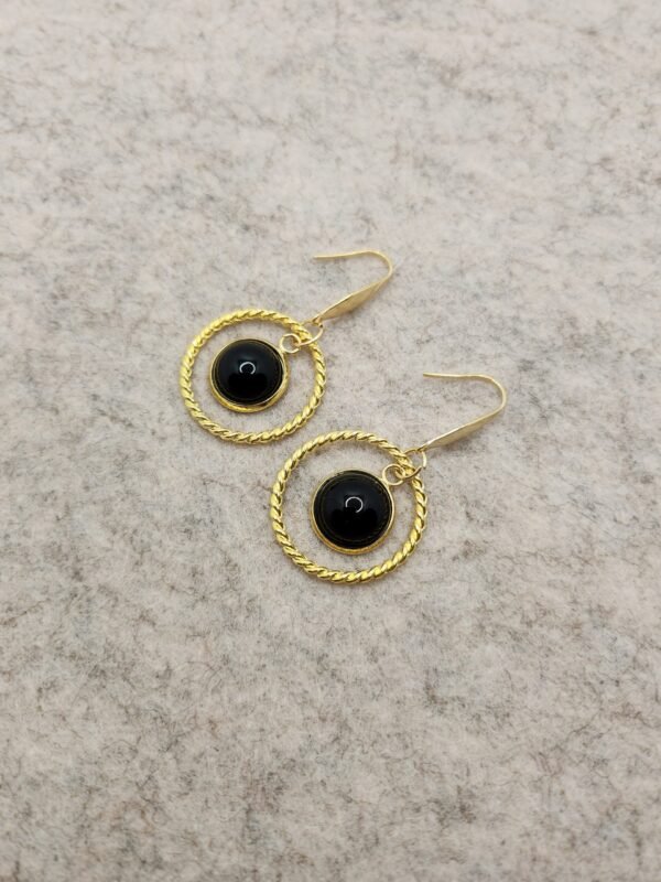 boucle d'oreilles martelée ronde dorée en agate noire