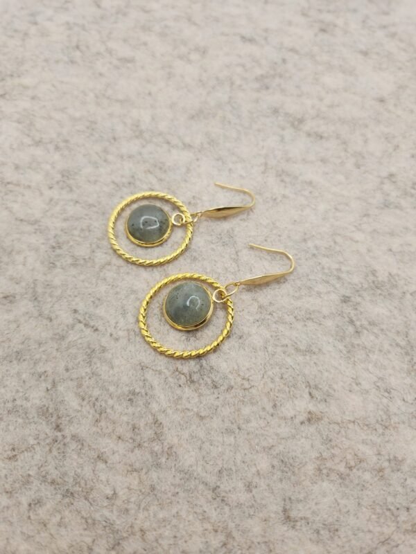 boucle d'oreilles martelée ronde dorée en labradorite