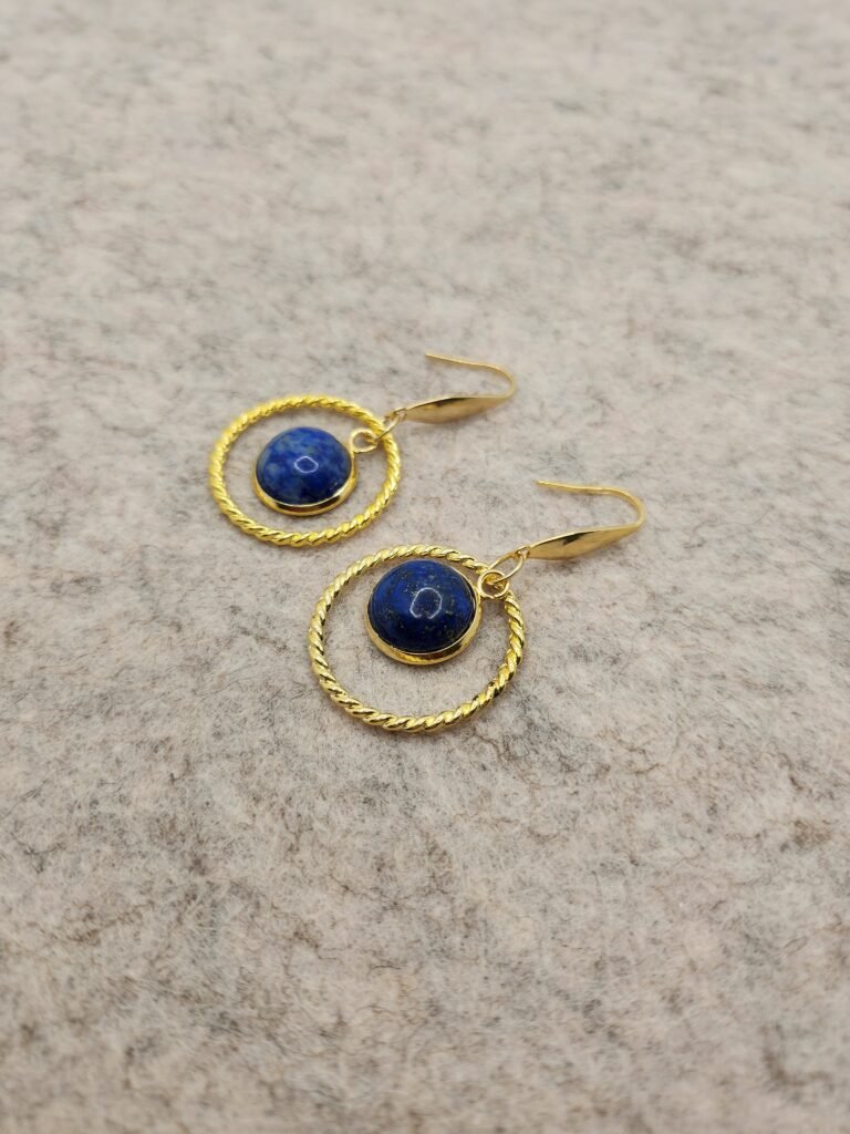 boucle d'oreilles martelée ronde dorée en lapis lazuli