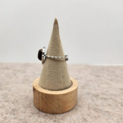 Bague ovale argentée oeil de tigre profil Bague ovale argentée et Œil de tigre