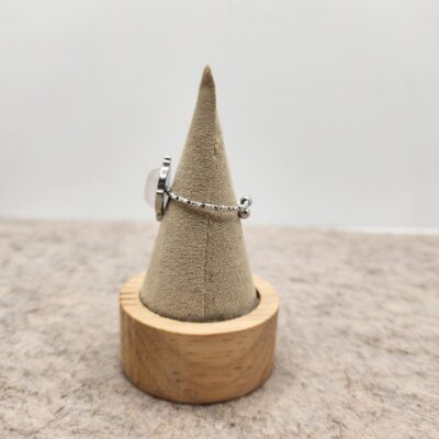 Bague ovale argentée quartz rose profil Bague ovale argentée et Quartz rose
