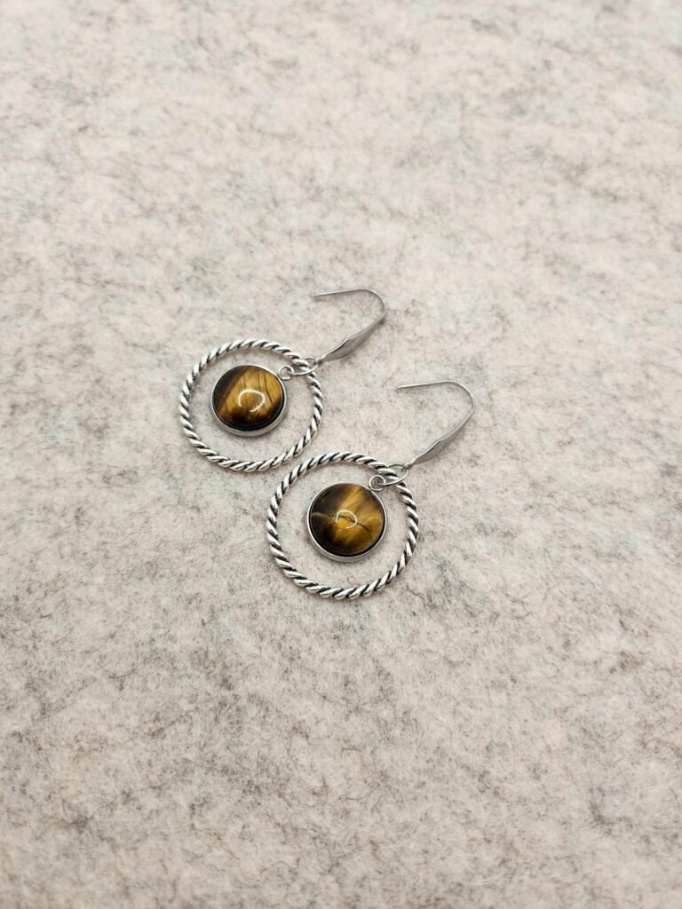 boucle d'oreilles martelée ronde argentée en œil de tigre