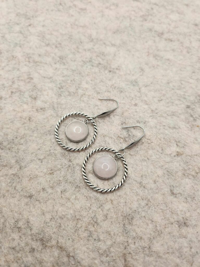 boucle d'oreilles martelée ronde argentée en quartz rose