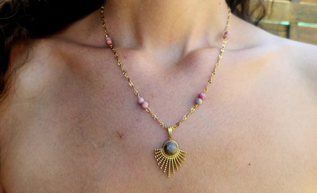 Collier feuillage en Rhodonite