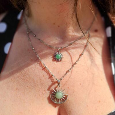 Collier double soleil en Aventurine porté