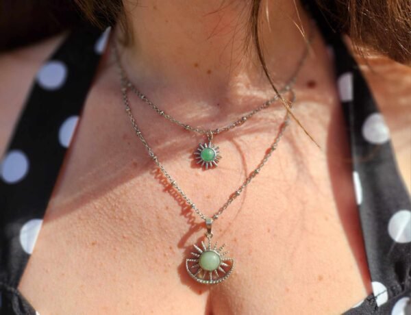 Collier double soleil en Aventurine porté