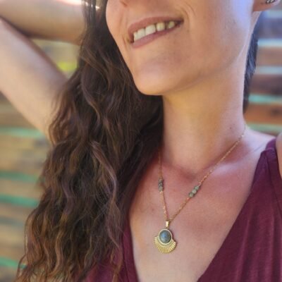 Collier coquillage doré en Labradorite