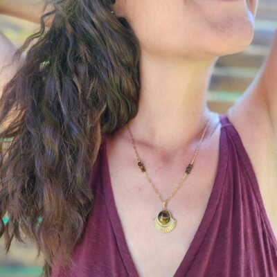 Collier coquillage doré en Œil de tigre