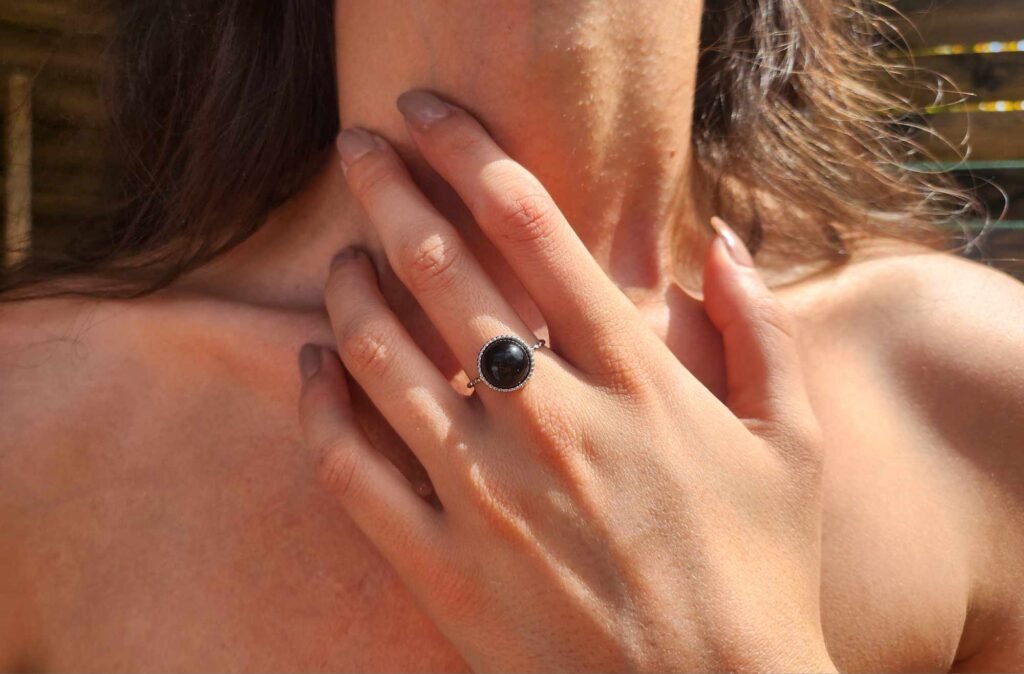 shooting bague ronde argentée en Agate noire