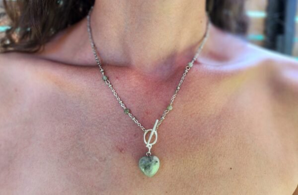 Collier petit cœur argenté en Labradorite