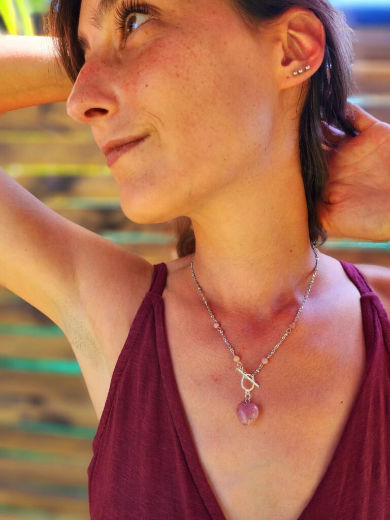 Collier petit cœur argenté en Rhodonite