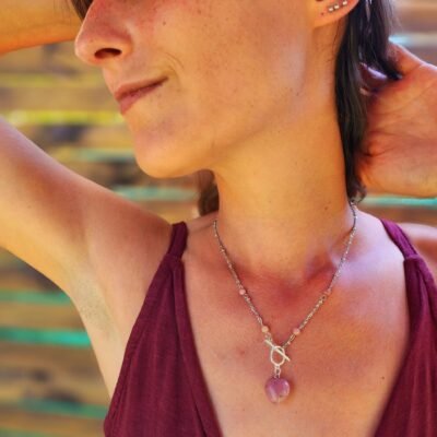 Collier petit cœur argenté en Rhodonite