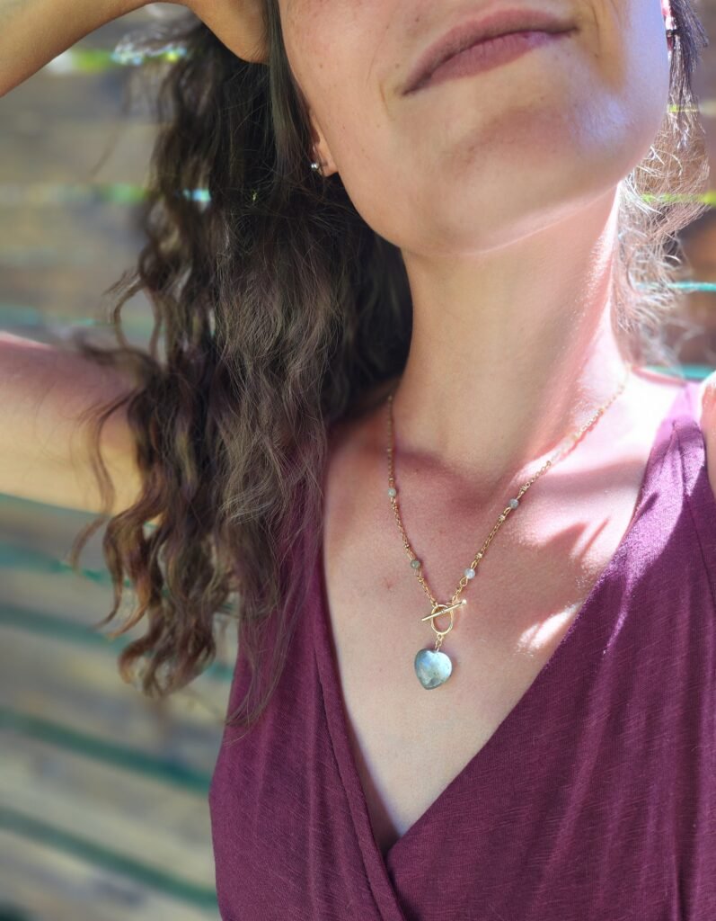 Collier petite cœur doré en Labradorite