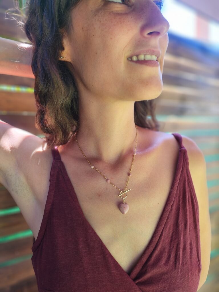 Collier petite cœur doré en Rhodonite