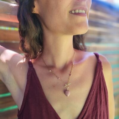 Collier petite cœur doré en Rhodonite