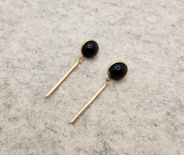 boucle d'oreilles tige dorée en Agate noire